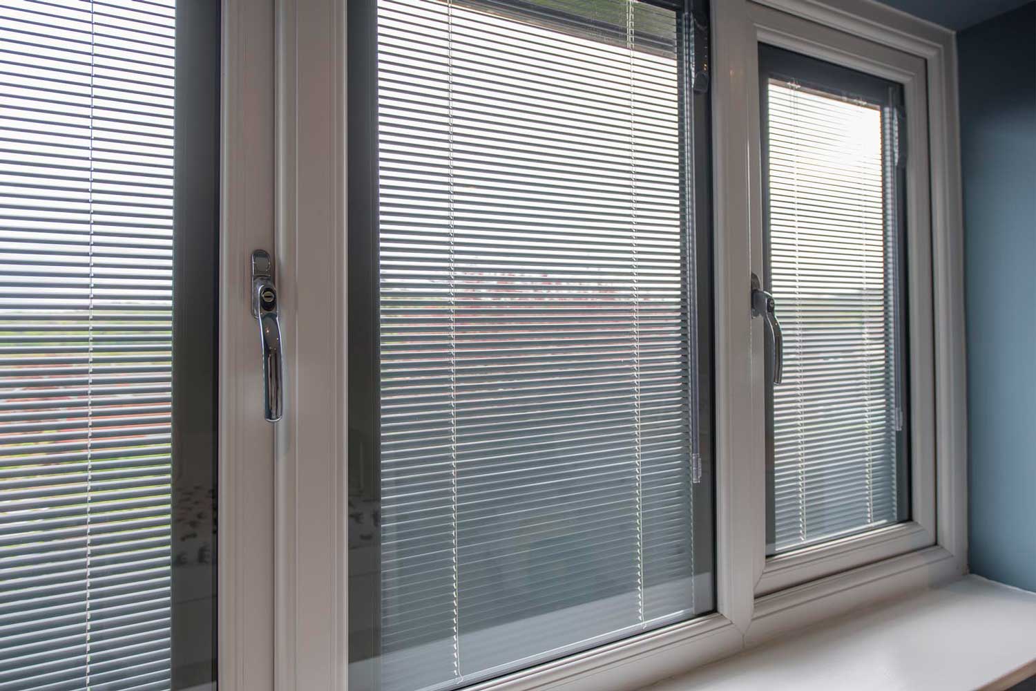 Venetian integral blinds